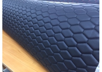 Экокожа ЧЕРНАЯ стеганная ЧЕРНОЙ ниткой СОТА на поролоне 5мм на спанбонде, ширина 1,4м