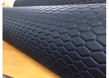 Экокожа ЧЕРНАЯ стеганная СИНЕЙ ниткой СОТА на поролоне 5мм на спанбонде, ширина 1,4м