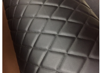 Экокожа ЧЕРНАЯ стеганная ЧЕРНОЙ ниткой РОМБ 45*45мм на поролоне 5мм на спанбонде, ширина 1,4м, (цена за 1 погонный метр)